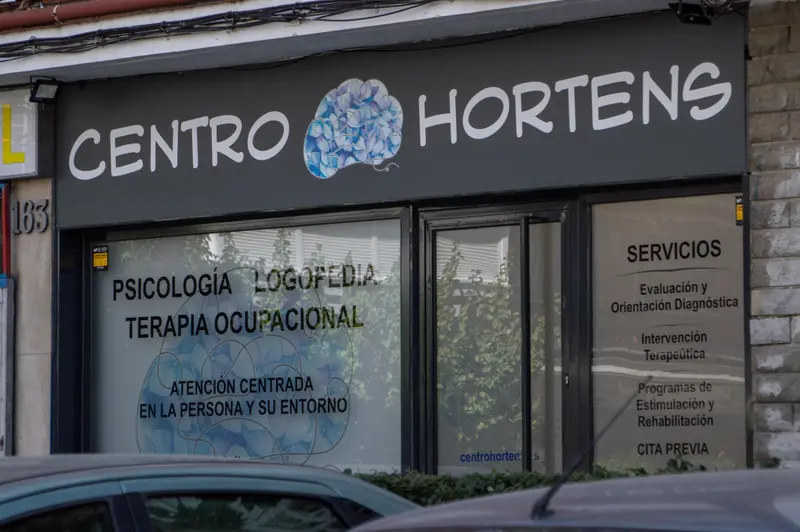 Fachada del centro, a pie de calle en la calle Camarena