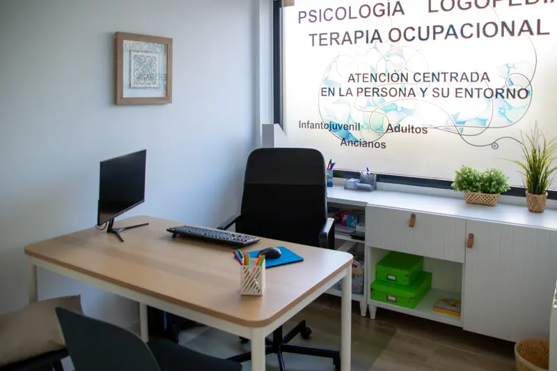 Despacho de evaluación y consulta con mesa de trabajo junto a la ventana